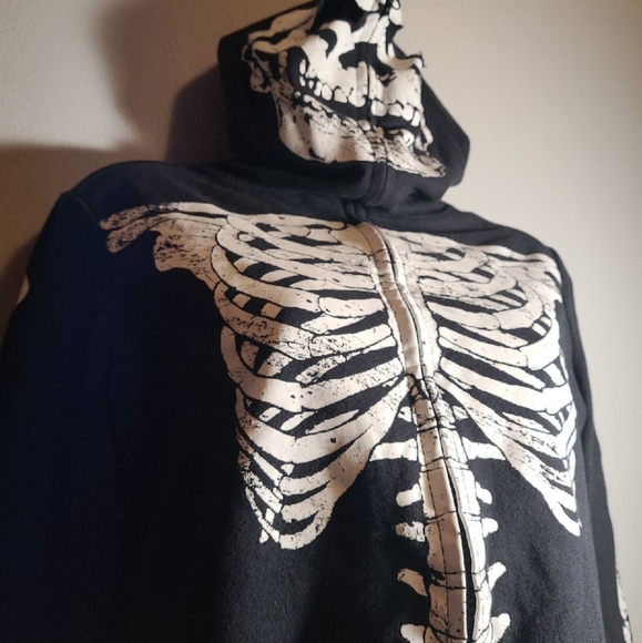 Teenage Runaway Sweater - Picture 4 of 12